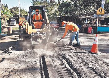 Fovial lleva a cabo bacheo en carretera a Los Naranjos