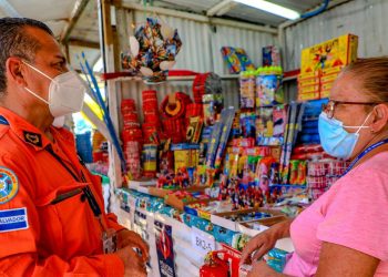 Cuerpo de Bomberos inspecciona venta de pólvora en parque Centenario, en San Salvador
