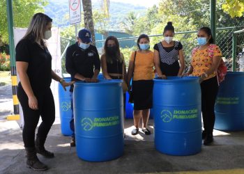 FUNDAGEO apoya comunidad con recipientes para captación de agua