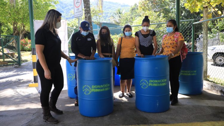 Jóvenes de la zona fueron capacitados para la adecuación de los barriles.