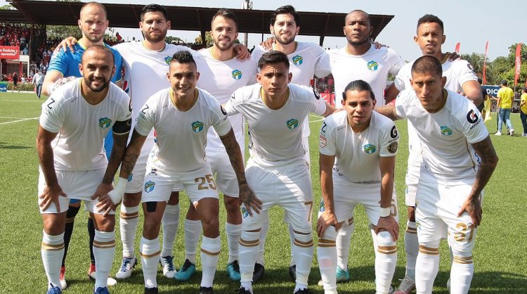 Álex Larín dentro del once inicial en la final de ida. Twitter: @CremasOficial