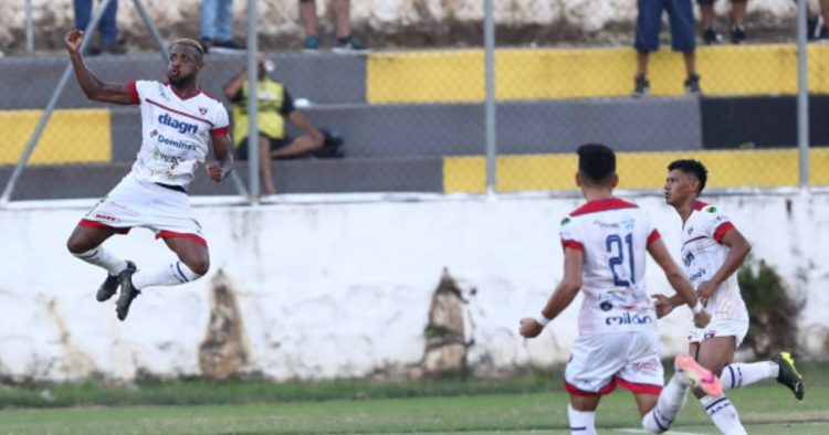 Jomal Williams (izquierda) festeja su gol sobre la hora en el Antonio Toledo Valle. Foto: Luis Umaña/DES