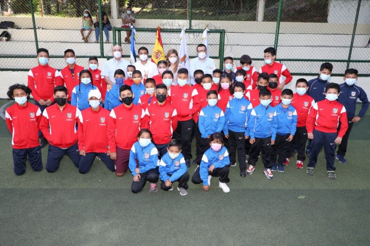 Representantes de la Fundación Padre Arrupe y del despacho de la Primera Dama beneficiaron a los ni;os con indumentaria deportiva. Foto Guillermo Martínez.