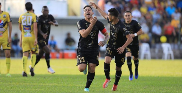 Fito Zelaya festeja el gol del empate contra 11 Deportivo. Foto Diego García / Diario El Salvador