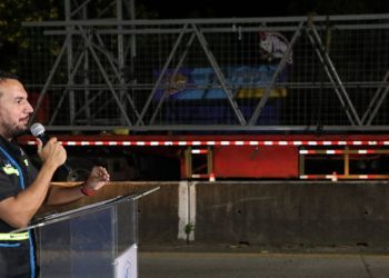 Alcalde de Zaragoza supervisa instalación de pasarela en comunidad Loma Linda, en carretera al Puerto de La Libertad