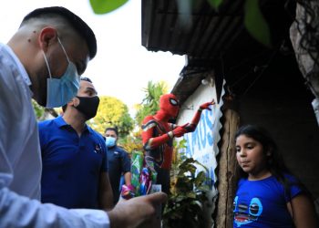Realizan entrega de juguetes y canastas básicas en Zaragoza