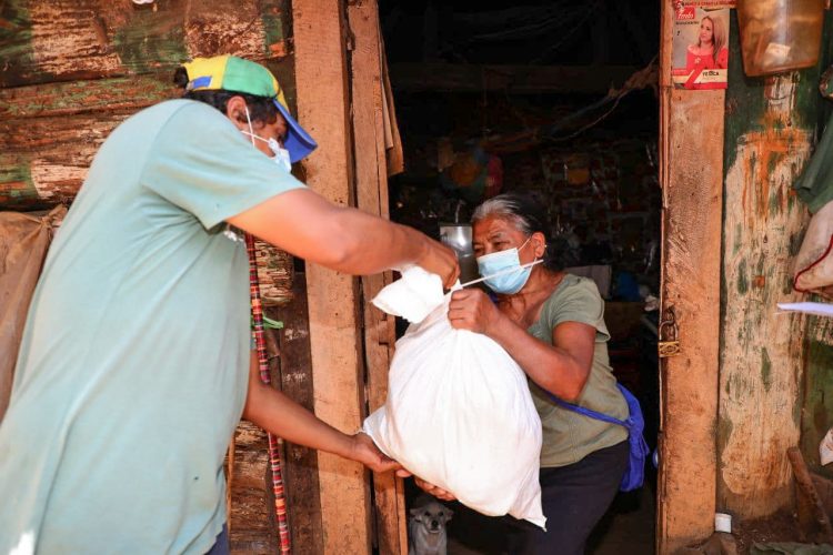 El gobierno de El Salvador distribuyó paquetes de alimentos durante el 2020 y el 2021, contribuyendo en la reducción de la inseguridad alimentaria.