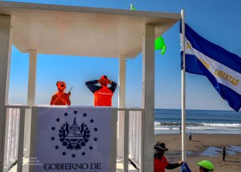 Privados de libertad colaboran en construcción de estaciones de guardavidas en diferentes playas