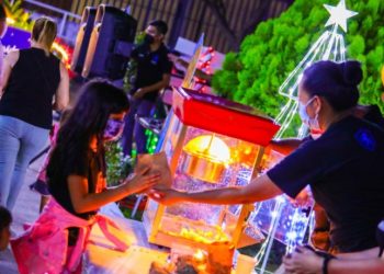 Niños de Zaragoza disfrutan de la «Noche de Cine» en la Villa Navideña del municipio