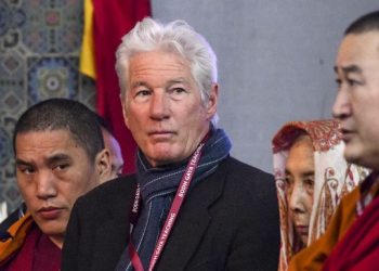 Absuelven en juicio a actriz india por beso con Richard Gere en 2007