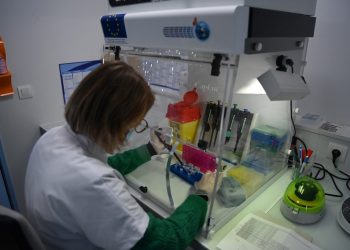 Francia investiga la aparición de una nueva variante de COVID-19 denominada IHU