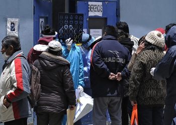 La OMS advierte que aumento de casos de ómicron podría crear variantes más peligrosas