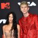 Megan Fox se compromete con su pareja con brindis de sangre