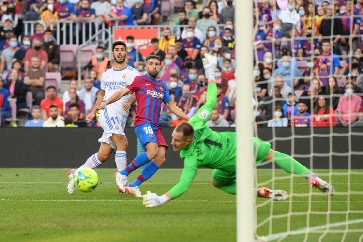 El portero alemán del Barcelona, ​​Marc-Andre ter Stegen, concede un gol durante el partido de fútbol de la Liga española entre el FC Barcelona y el Real Madrid CF en el estadio Camp Nou de Barcelona el 24 de octubre de 2021.. (Photo by LLUIS GENE / AFP)
