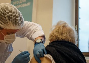 Creadores de vacuna Sputnik reivindican «fuerte protección» contra ómicron