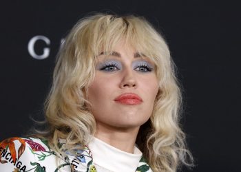 Miley Cyrus casi queda desnuda en el show de Año Nuevo