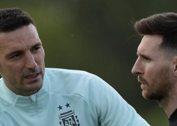 Entrenador argentino Scaloni no viaja a partido ante Chile por contagio de COVID-19