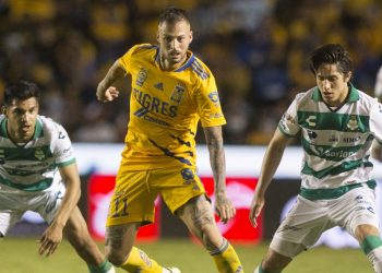 Postergan en México el duelo Santos-Tigres por 12 contagios de covid