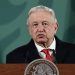Derriban estatua de López Obrador en el centro de México