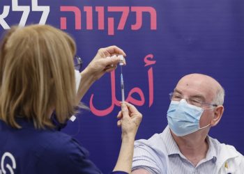 Israel empieza a administrar cuarta dosis de vacuna anticovid a mayores de 60 años