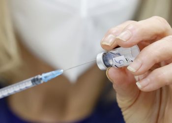 Israel empieza a administrar cuarta dosis de vacuna anticovid a mayores de 60 años