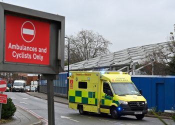 Hospitales británicos se verán bajo «considerable» presión por ómicron, advierte Johnson