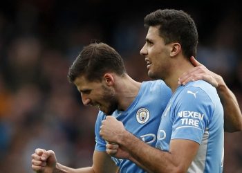 El líder City gana al Arsenal en el descuento y sigue imparable