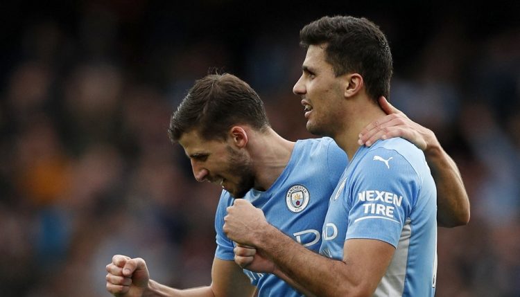 El centrocampista español del Manchester City Rodri (R) celebra con el defensor portugués del Manchester City Ruben Dias después del partido de fútbol de la Premier League inglesa entre el Arsenal y el Manchester City. (Photo by Adrian DENNIS / AFP) /