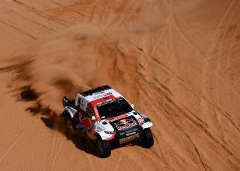 Al Attiyah gana la cuarta etapa del Dakar en autos por delante de Loeb y Sainz
