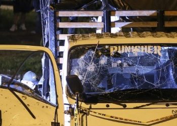 Comando agrede a caravana de la ONU y quema dos vehículos en Colombia