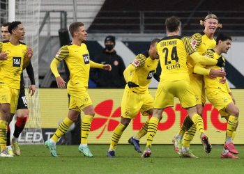 Borussia Dortmund remonta en Fráncfort y aprovecha el revés del Bayern Munich