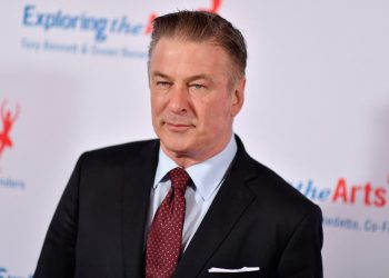 Alec Baldwin dice que es «mentira» que no esté colaborando con la investigación sobre la muerte de Haila Hutchins