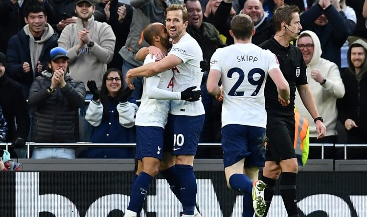 . (Photo by Ben STANSALL / AFP) / El mediocampista brasileño del Tottenham Hotspur, Lucas Moura (L), celebra con el delantero inglés del Tottenham Hotspur, Harry Kane, después de anotar el segundo gol de su equipo durante el partido de fútbol de la tercera ronda de la Copa FA entre Tottenham Hotspur y Morecambe
