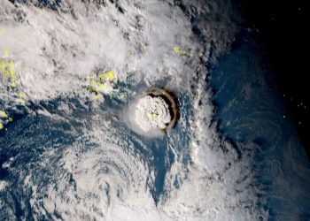 Primer deceso en Tonga por erupción volcánica que la ha dejado aislada