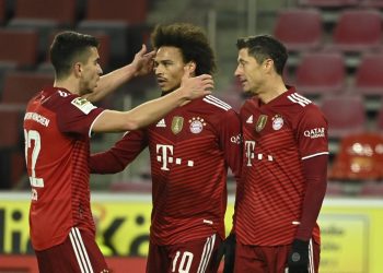 Bayern golea 4-0 en Colonia con triplete de Lewandowski y mantiene ventaja sobre el Dortmund