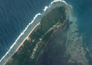 Tonga despeja pista de aterrizaje para recibir vuelos de ayuda tras erupción