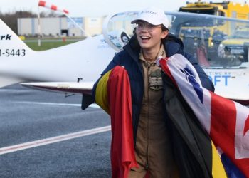 Joven piloto belgo-británica completa vuelta al mundo en solitario