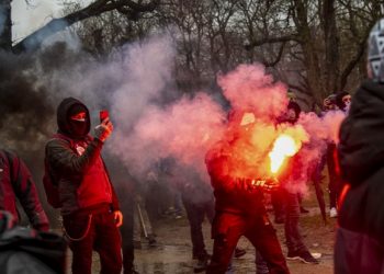 Policía de Bruselas disuelve con gases y cañones de agua marcha contra el pasaporte COVID
