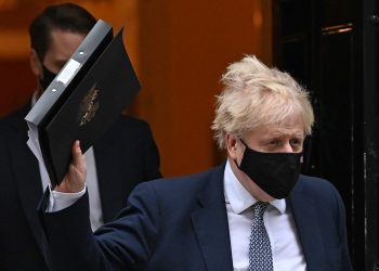 Policía investiga fiestas prohibidas que ponen a Boris Johnson en la cuerda floja