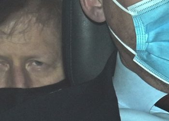 Policía investiga fiestas prohibidas que ponen a Boris Johnson en la cuerda floja