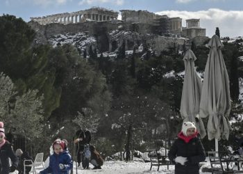Grecia registra nevadas y frío excepcionales, centenares de automovilistas bloqueados