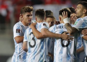 Argentina sin Messi gana 2-1 y deja a Chile con un pie fuera del Mundial de Catar-2022