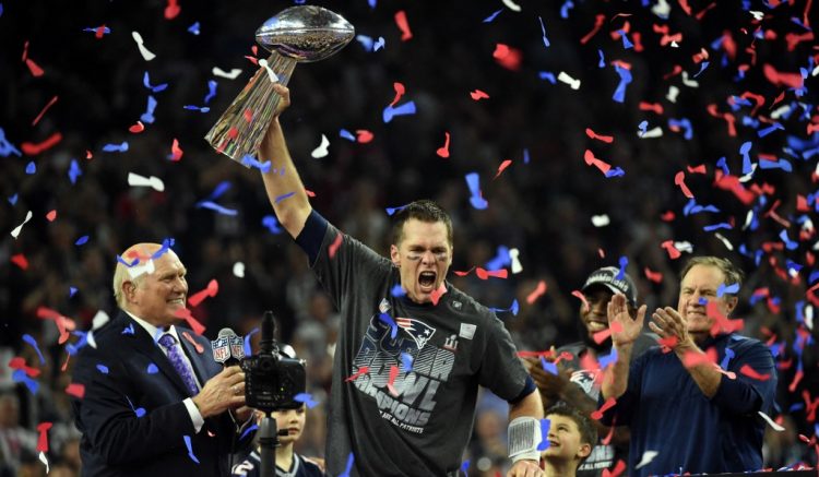 Foto de archivo tomada el 5 de febrero de 2017, Tom Brady, número 12 de los New England Patriots, sostiene el Trofeo Vince Lombardi después de derrotar a los Atlanta Falcons en tiempo extra durante el Super Bowl 51 en el NRG Stadium en Houston, Texas. - El mariscal de campo siete veces campeón del Super Bowl, Tom Brady, se retirará después de 22 temporadas en la NFL, según múltiples informes de los medios estadounidenses el 29 de enero. (Photo by Timothy A. CLARY / AFP)