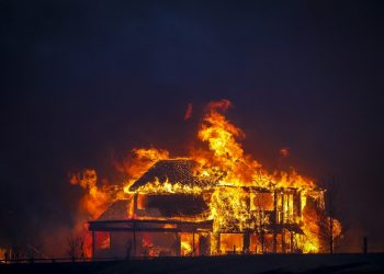 Hallan a una persona y temen la muerte de dos tras incendio forestal en Estados Unidos
