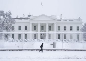 Una nevada cae sobre Washington y acentúa el caos en el transporte aéreo