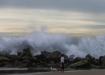 Chile evacúa playas e islas ante alerta por posible tsunami tras erupción en Tonga