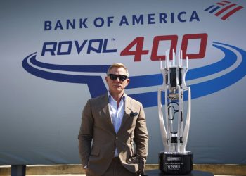 Actor Daniel Craig y director médico de Inglaterra, condecorados por Isabel II
