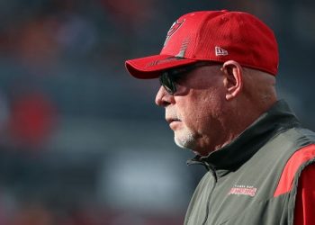 La NFL multa a técnico de Tampa por golpear a uno de sus jugadores