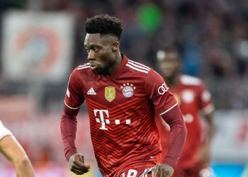 Alphonso Davies, nuevo caso positivo de COVID-19 en el Bayern Munich