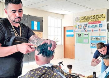 Barbero cortó el pelo gratis en comunidad de Pasaquina
